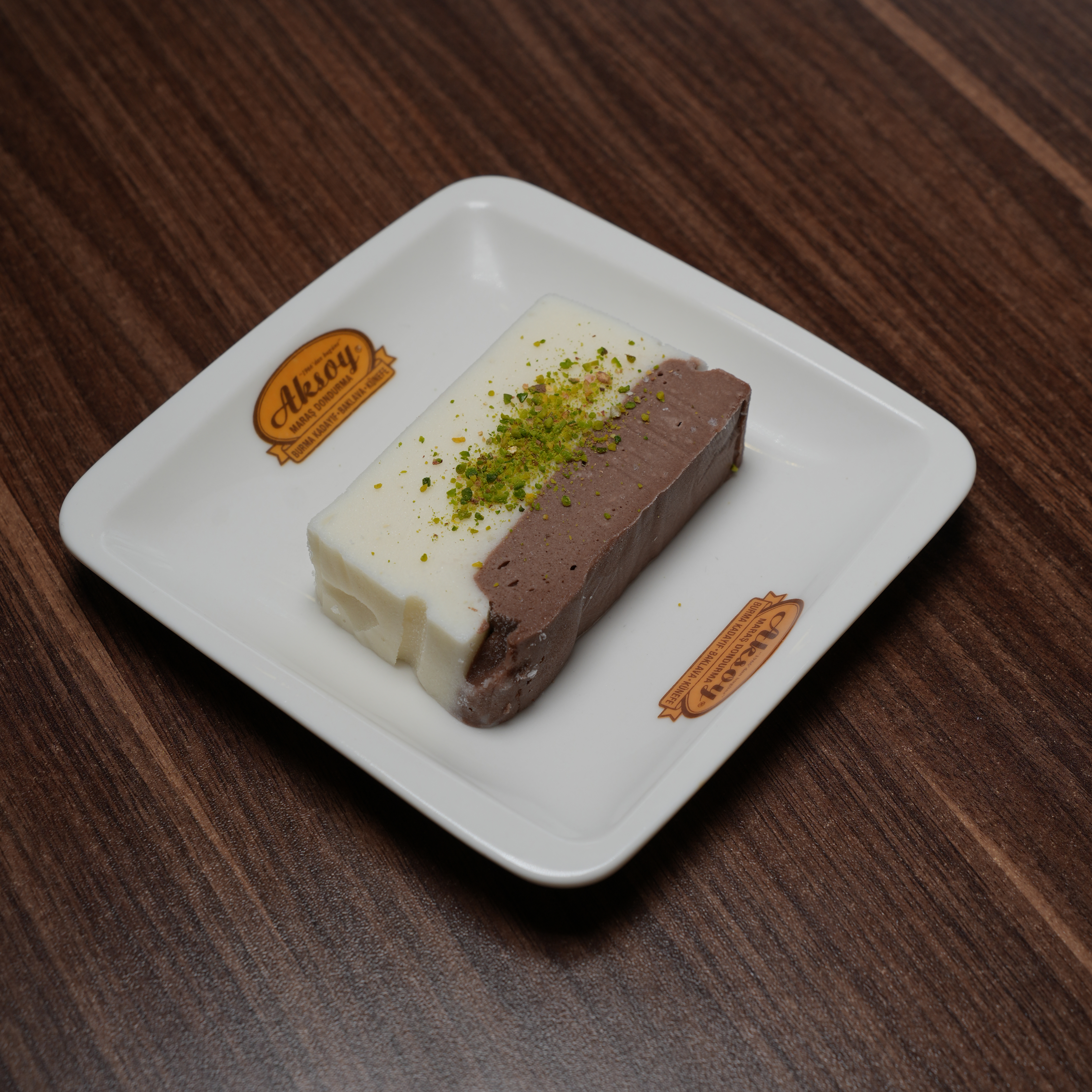 Sade ve Çikolatalı Karışık Dondurma